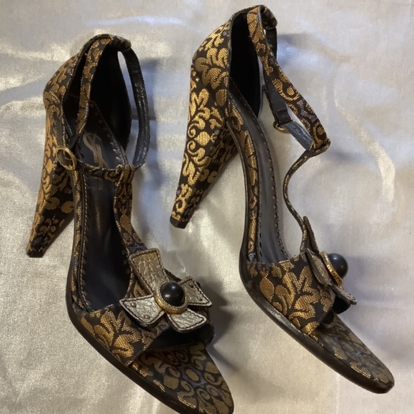 Yves Saint Laurent - Picture 2 of 8